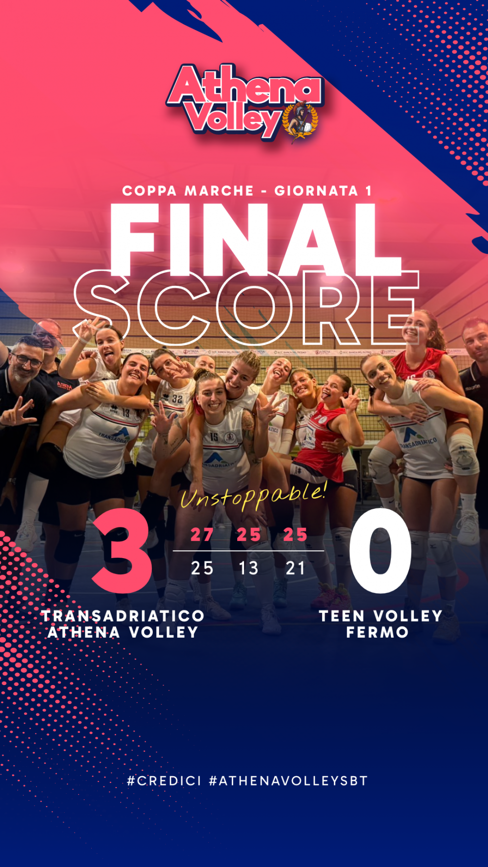 Grafica del risultato della prima giornata di Coppa Marche: Transadriatico Athena Volley vince 3-0 contro Teen Volley Fermo. In primo piano la squadra festante in palestra, sullo sfondo la rete. Punteggio set: 27-25, 25-13, 25-21.